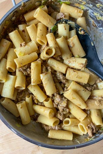 sausage and leek pasta in a skillet.