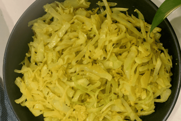 Curried cabbage on a blue plate