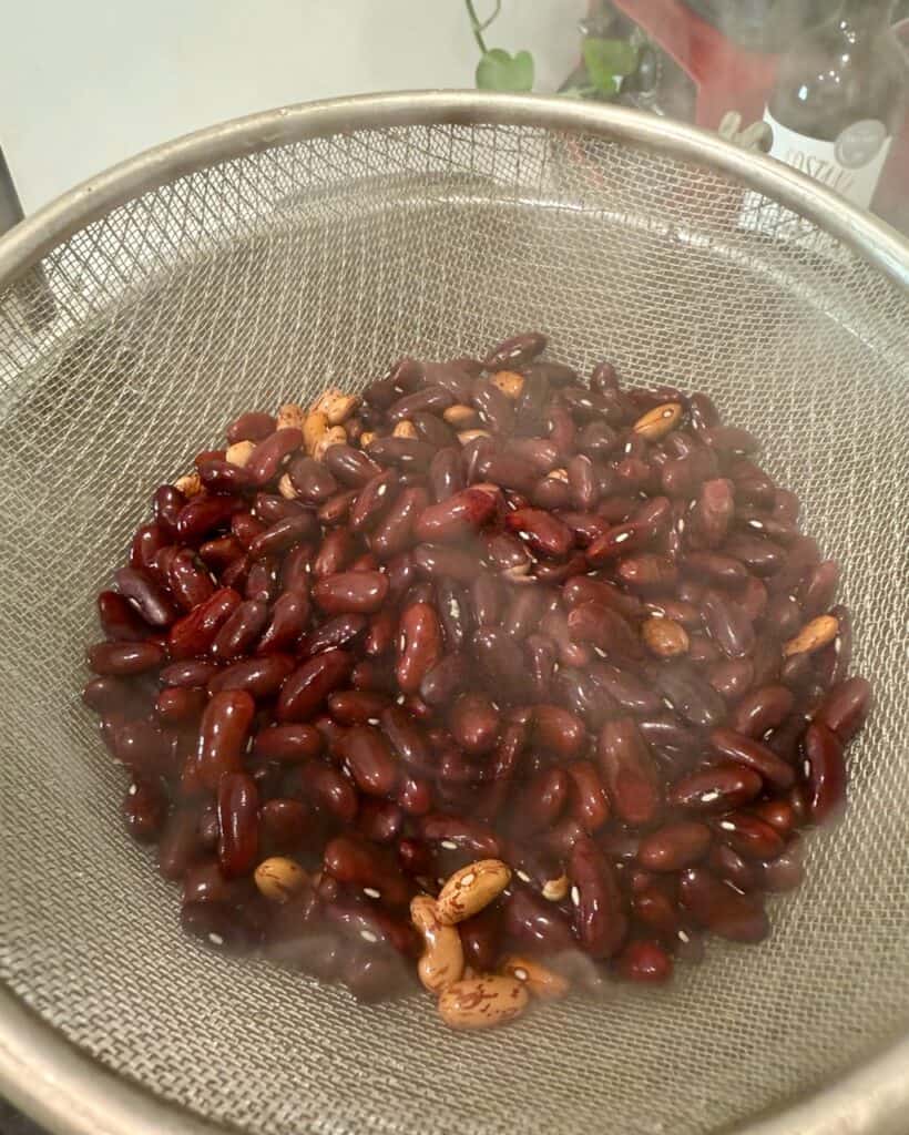 Rinsed pinto and kidney beans.