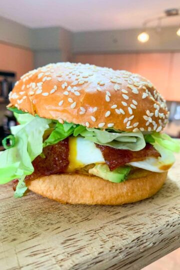 kimchi-egg-sandwich-on-a-wooden-board.
