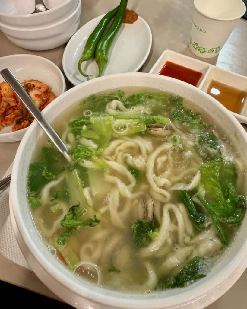 Clam kalgutsu (hand cut noodle soup).